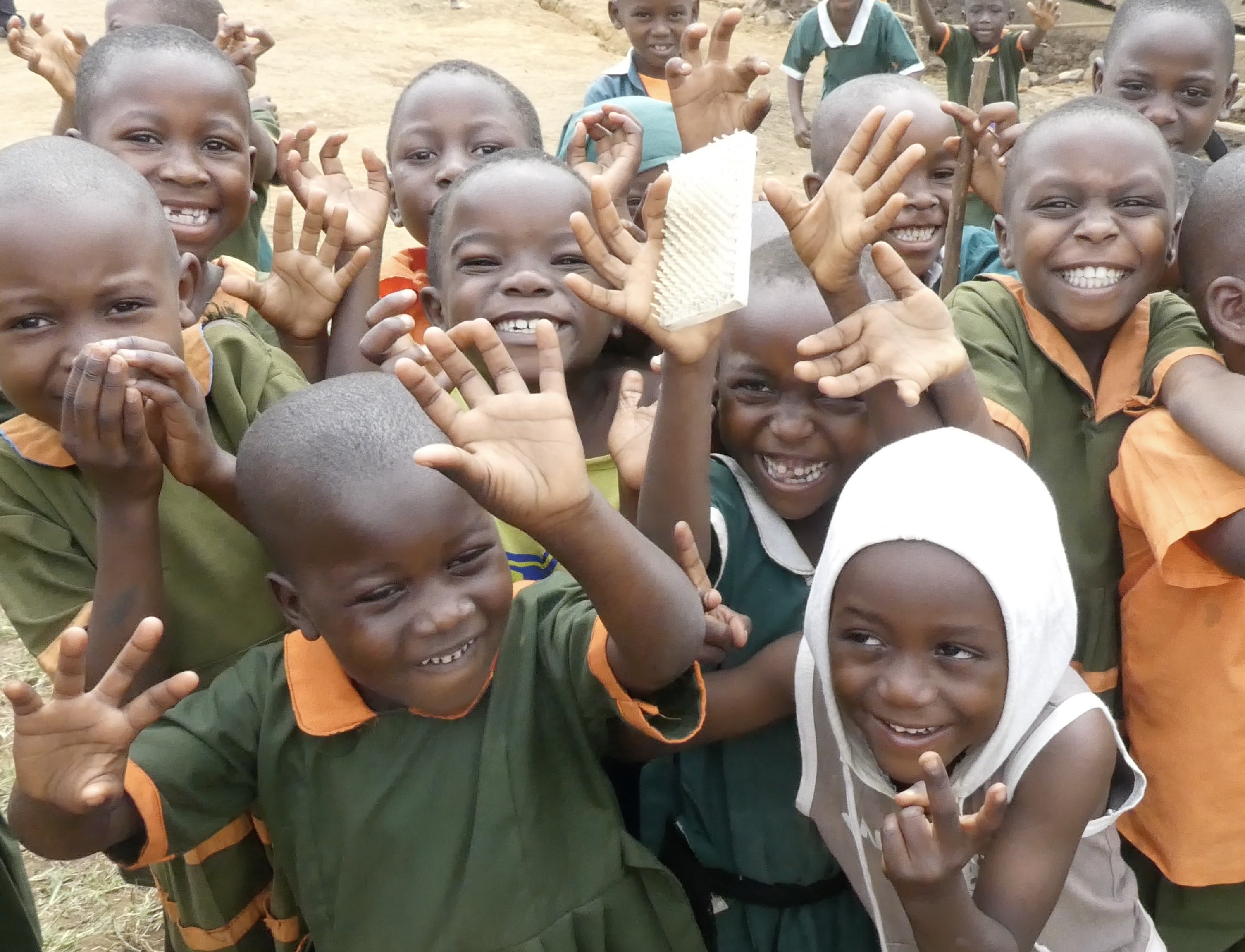 Glada barn på Katumbas grundskola